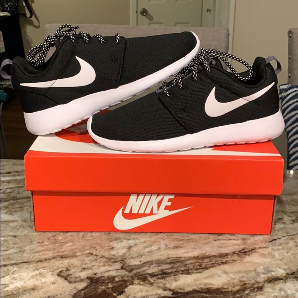 Brand New Nike Roshe One• Women’s Size 6
